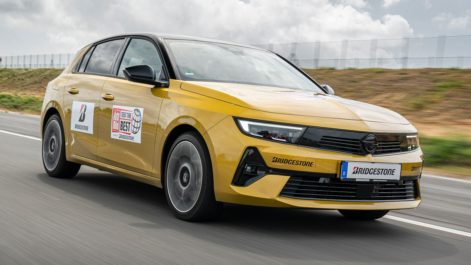 Opel Astra Plug-in vs VW Golf eHybrid: Ένα παιδί μετράει το Astra…